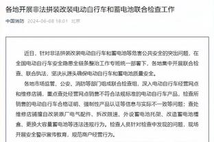 考文垂踢飞点球球员赛后哭泣，队友与教练上前安慰