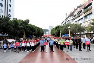 布克：球队仍在摸索如何调整空间 今晚很多队友把握住了机会