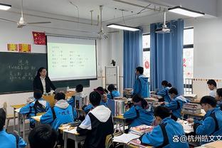 与众不同？小佩顿赛后直接坐桌子接受采访：我厌倦了常规 问吧